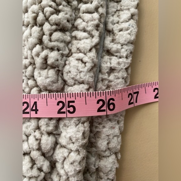 Thread+Supply fuzzy pullover - Picture 5 of 9